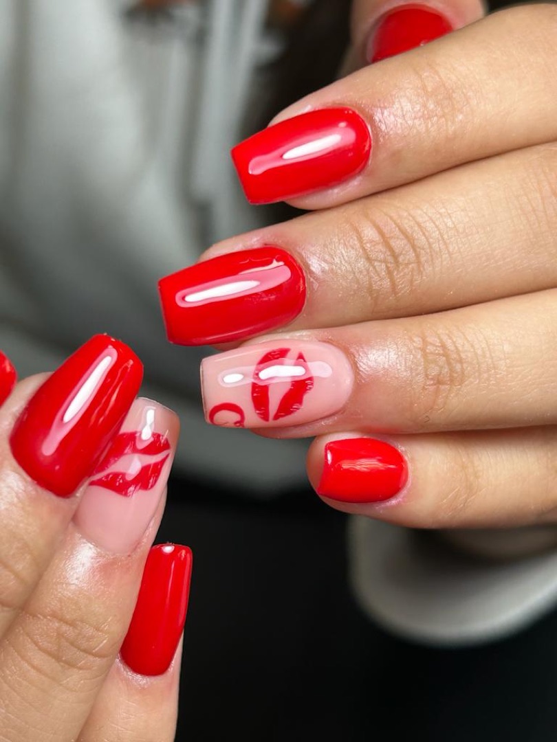 Uñas rojas con diseño · Perfect Nails